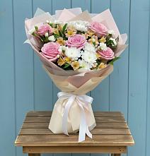 Букет цветов из:  Гвоздики, Орхидеи и Розы в Усть-Куломе