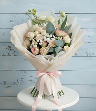 Букет цветов из:  Розы и Лизиантусы в Усть-Куломе