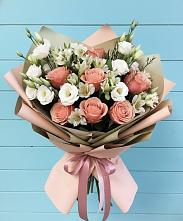 Букет цветов из:  Розы, Альстромерии и Лизиантусы в Усть-Куломе