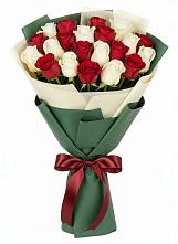 Букет Микс из красных и белых роз в Усть-Куломе