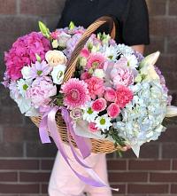 Композиция солнечный день в Усть-Куломе Цветочная композиция из Розы, Хризантемы, Пионы и Лизиантусы в корзине в Усть-Куломе
