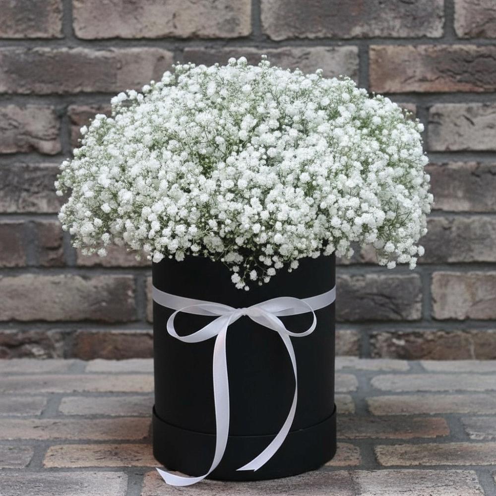 Цветочная композиция из Гипсофила в шляпной коробке в Усть-Куломе