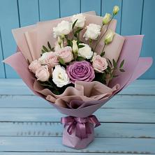 Букет цветов из:  Розы и Лизиантусы в Усть-Куломе