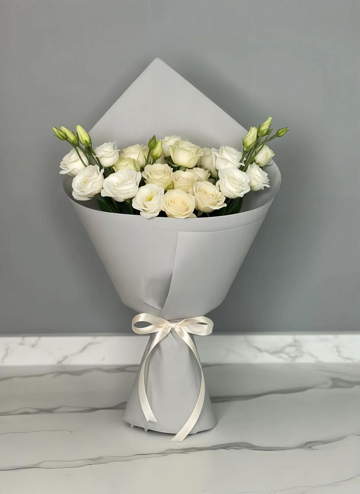 Букет цветов из: Розы и Лизиантусы в Усть-Куломе