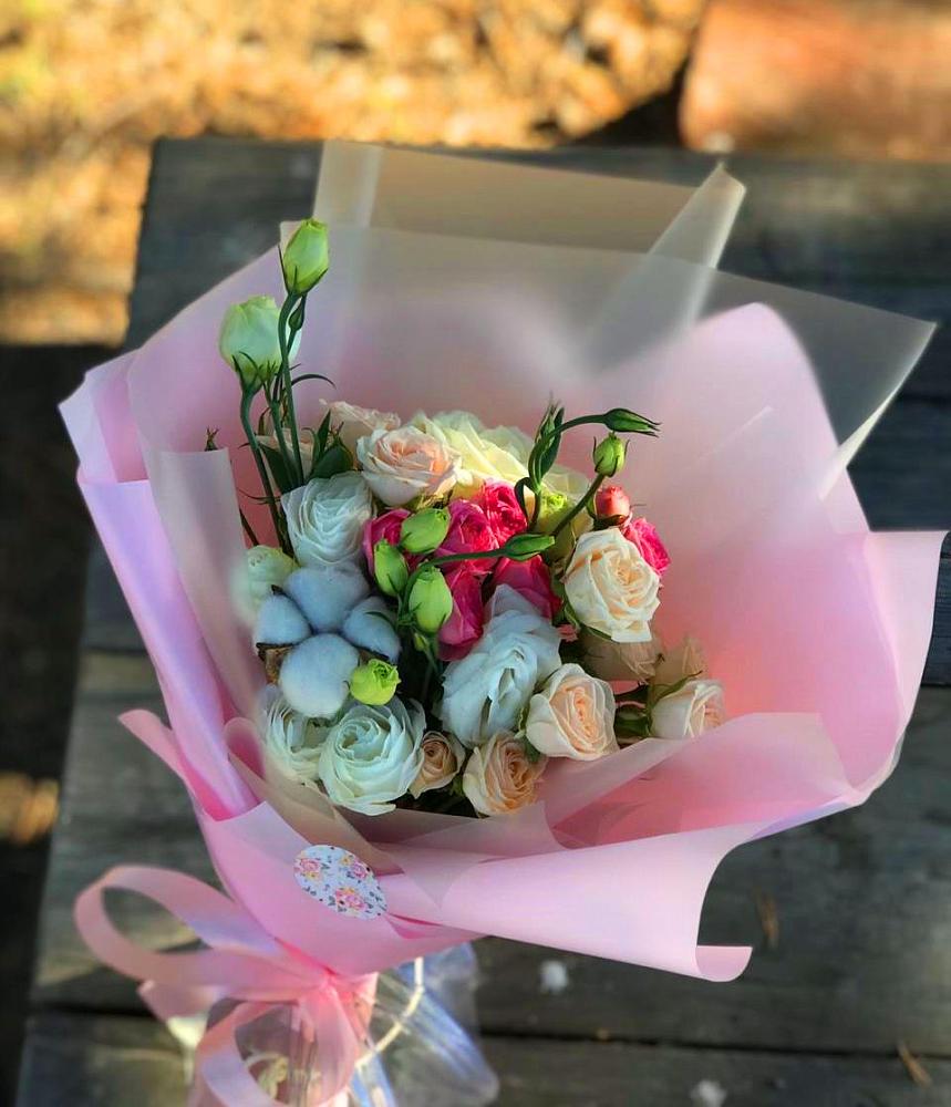 Букет цветов из: Розы и Лизиантусы в Усть-Куломе