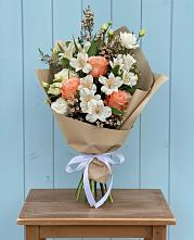 Букет цветов из:  Альстромерии, Лизиантусы, Розы и Хризантемы в Усть-Куломе