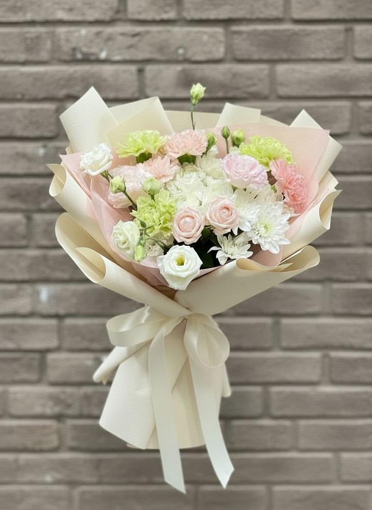 Букет цветов из: Гвоздики, Розы, Лизиантусы и Хризантемы в Усть-Куломе