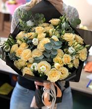 Букет цветов из:  Розы и Лизиантусы в Усть-Куломе
