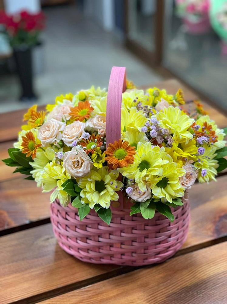 Цветочная композиция из Хризантемы и Розы в корзине в Усть-Куломе