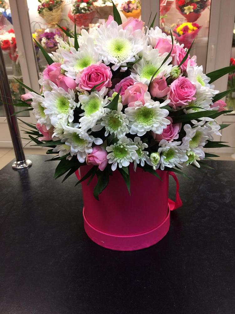 Цветочная композиция из Розы и Хризантемы в шляпной коробке в Усть-Куломе