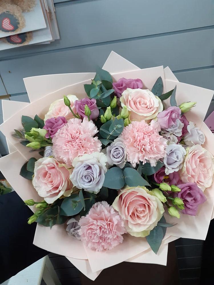 Букет цветов из: Розы, Гвоздики и Лизиантусы в Усть-Куломе