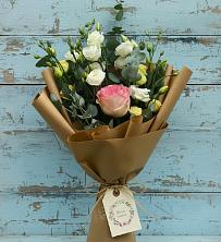 Букет цветов из:  Розы и Лизиантусы в Усть-Куломе