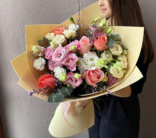 Букет цветов из: Розы, Лизиантусы и Гвоздики в Усть-Куломе