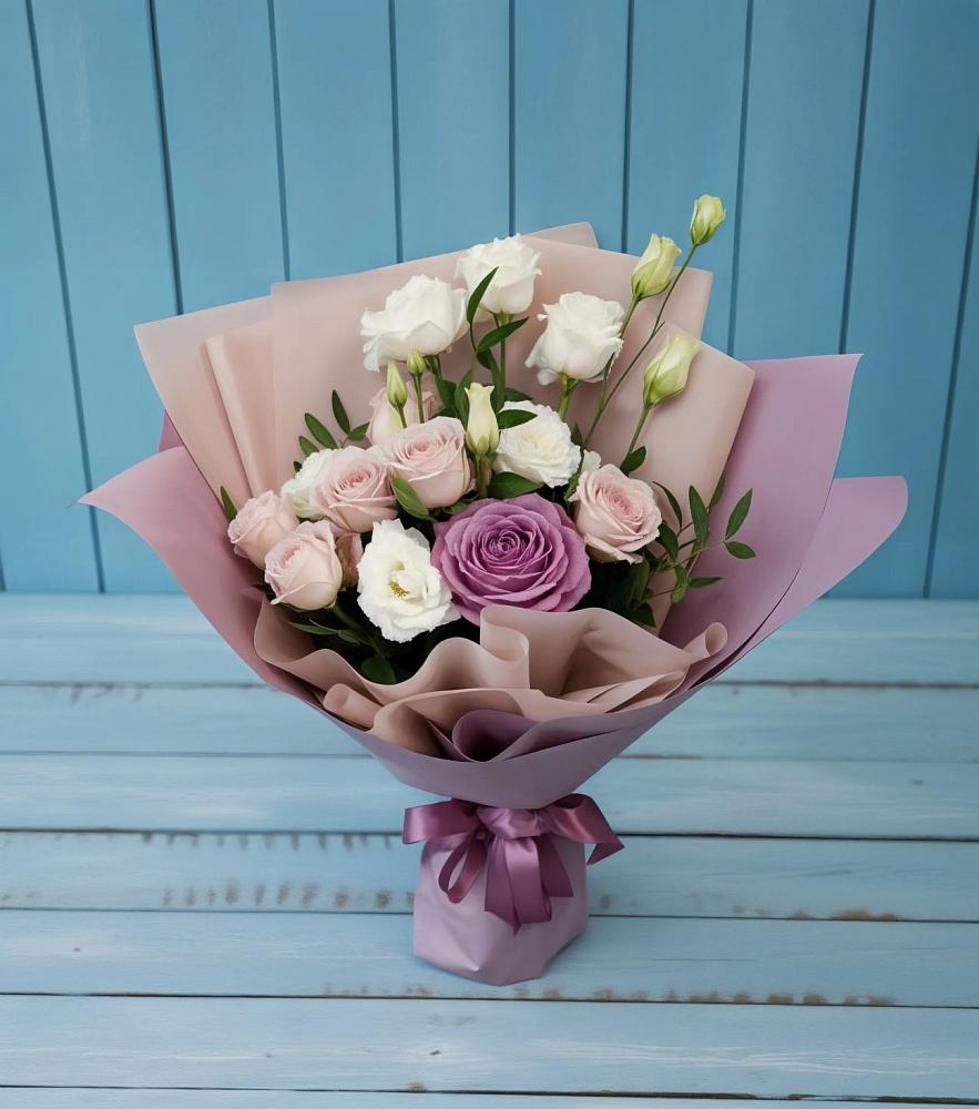 Букет цветов из: Розы и Лизиантусы в Усть-Куломе